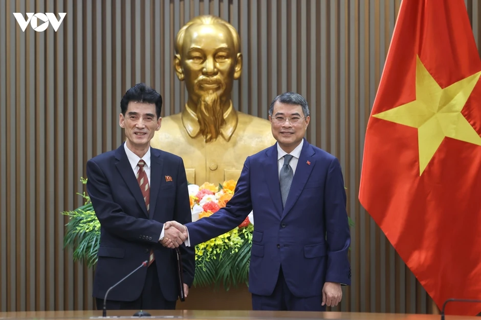 Thủ tướng Lê Minh Hưng tiếp đại sứ Triều Tiên tại Việt Nam