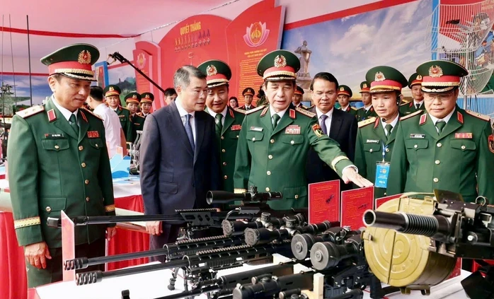 Thủ tướng Lê Minh Hưng trao danh hiệu Anh hùng Lực lượng vũ trang nhân dân tặng Quân khu 4 Thủ tướng Lê Minh Hưng trao danh hiệu Anh hùng Lực lượng vũ trang nhân dân tặng Quân khu 4