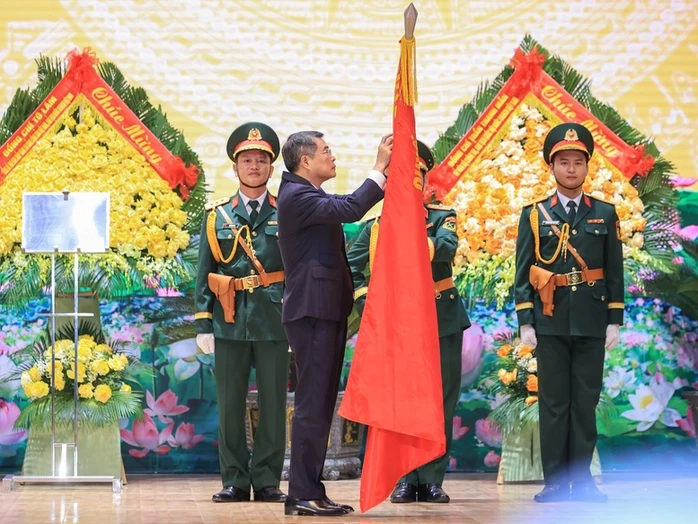 Thủ tướng Lê Minh Hưng trao danh hiệu Anh hùng Lực lượng vũ trang nhân dân tặng Quân khu 4 Thủ tướng Lê Minh Hưng trao danh hiệu Anh hùng Lực lượng vũ trang nhân dân tặng Quân khu 4