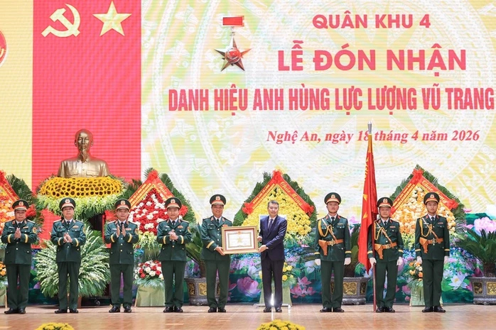 Thủ tướng Lê Minh Hưng trao danh hiệu Anh hùng Lực lượng vũ trang nhân dân tặng Quân khu 4 Thủ tướng Lê Minh Hưng trao danh hiệu Anh hùng Lực lượng vũ trang nhân dân tặng Quân khu 4
