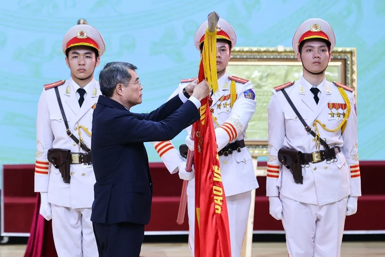 Thủ tướng Lê Minh Hưng trao danh hiệu Anh hùng tặng Công an Hải Phòng Thủ tướng Lê Minh Hưng trao danh hiệu Anh hùng tặng Công an Hải Phòng