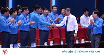 Thủ tướng Lê Minh Hưng trao đổi, thảo luận với đại biểu dự Đại hội Công đoàn