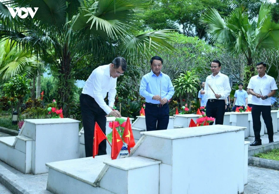 Thủ tướng Lê Minh Hưng tri ân các Anh hùng liệt sĩ tại Nghĩa trang Vị Xuyên Thủ tướng Lê Minh Hưng tri ân các Anh hùng liệt sĩ tại Nghĩa trang Vị Xuyên