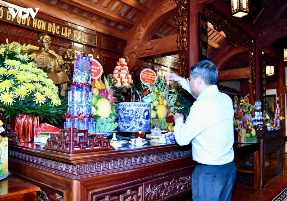 Thủ tướng Lê Minh Hưng tri ân các Anh hùng liệt sĩ tại Nghĩa trang Vị Xuyên Thủ tướng Lê Minh Hưng tri ân các Anh hùng liệt sĩ tại Nghĩa trang Vị Xuyên