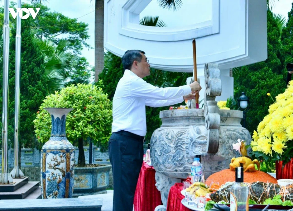 Thủ tướng Lê Minh Hưng tri ân các Anh hùng liệt sĩ tại Nghĩa trang Vị Xuyên Thủ tướng Lê Minh Hưng tri ân các Anh hùng liệt sĩ tại Nghĩa trang Vị Xuyên