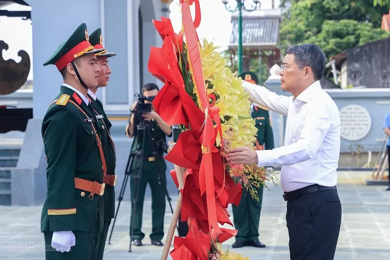 Thủ tướng Lê Minh Hưng tri ân các anh hùng liệt sĩ tại tỉnh Lạng Sơn Thủ tướng Lê Minh Hưng tri ân các anh hùng liệt sĩ tại tỉnh Lạng Sơn