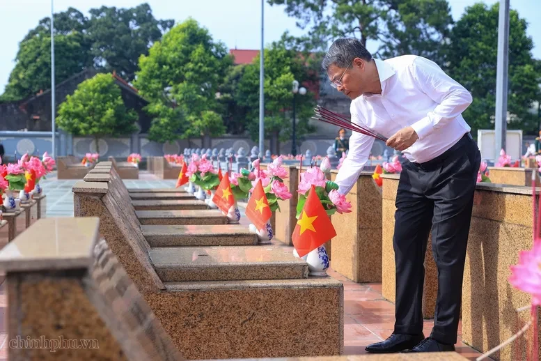 Thủ tướng Lê Minh Hưng tri ân các anh hùng liệt sĩ tại tỉnh Lạng Sơn Thủ tướng Lê Minh Hưng tri ân các anh hùng liệt sĩ tại tỉnh Lạng Sơn