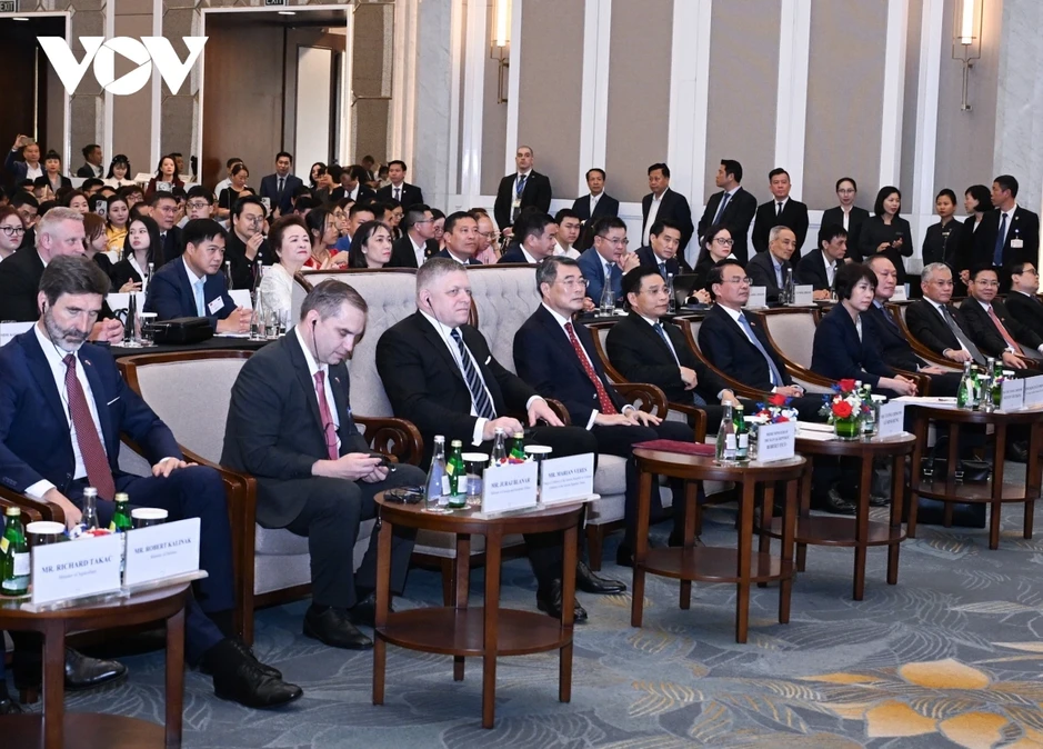 Thủ tướng Lê Minh Hưng và Thủ tướng Robert Fico dự diễn đàn doanh nghiệp