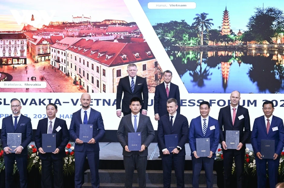 Thủ tướng Lê Minh Hưng và Thủ tướng Robert Fico dự diễn đàn doanh nghiệp