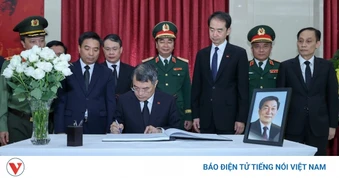 Thủ tướng Lê Minh Hưng viếng nguyên Thủ tướng Trung Quốc Chu Dung Cơ