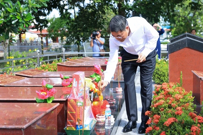 Thủ tướng Lê Minh Hưng yêu cầu Cần Thơ bảo đảm nguyên vật liệu cho các công trình lớn Thủ tướng Lê Minh Hưng yêu cầu Cần Thơ bảo đảm nguyên vật liệu cho các công trình lớn
