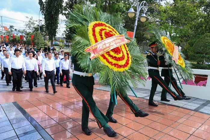Thủ tướng Lê Minh Hưng yêu cầu Cần Thơ bảo đảm nguyên vật liệu cho các công trình lớn Thủ tướng Lê Minh Hưng yêu cầu Cần Thơ bảo đảm nguyên vật liệu cho các công trình lớn