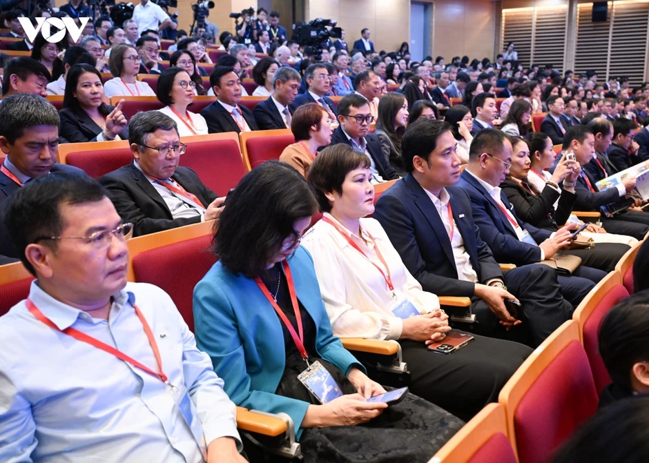 Thủ tướng: Ngoại giao chuyển mạnh từ "mở đường" sang đồng hành đến kết quả cụ thể Thủ tướng: Ngoại giao chuyển mạnh từ "mở đường" sang đồng hành đến kết quả cụ thể