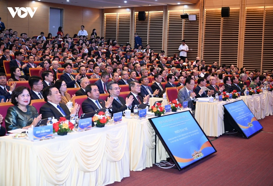 Thủ tướng: Ngoại giao chuyển mạnh từ "mở đường" sang đồng hành đến kết quả cụ thể Thủ tướng: Ngoại giao chuyển mạnh từ "mở đường" sang đồng hành đến kết quả cụ thể