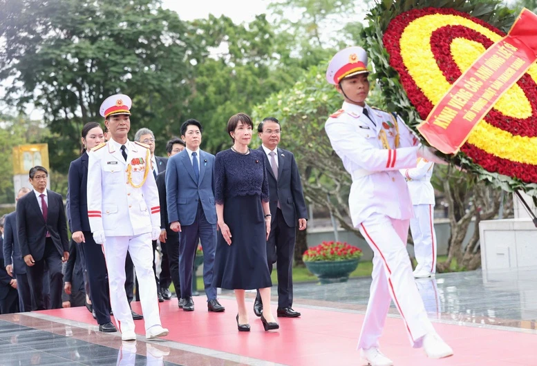 Thủ tướng Nhật Bản đặt vòng hoa viếng Chủ tịch Hồ Chí Minh và Đài tưởng niệm các Anh hùng liệt sĩ Thủ tướng Nhật Bản đặt vòng hoa viếng Chủ tịch Hồ Chí Minh và Đài tưởng niệm các Anh hùng liệt sĩ