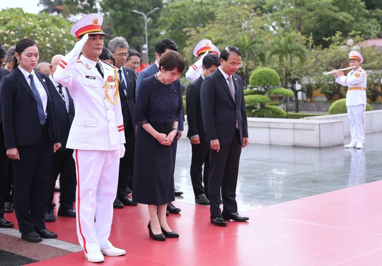 Thủ tướng Nhật Bản đặt vòng hoa viếng Chủ tịch Hồ Chí Minh và Đài tưởng niệm các Anh hùng liệt sĩ Thủ tướng Nhật Bản đặt vòng hoa viếng Chủ tịch Hồ Chí Minh và Đài tưởng niệm các Anh hùng liệt sĩ
