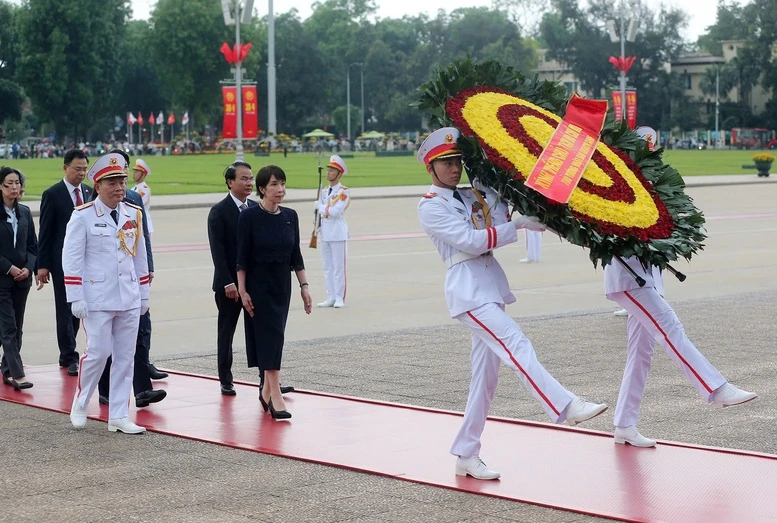 Thủ tướng Nhật Bản đặt vòng hoa viếng Chủ tịch Hồ Chí Minh và Đài tưởng niệm các Anh hùng liệt sĩ Thủ tướng Nhật Bản đặt vòng hoa viếng Chủ tịch Hồ Chí Minh và Đài tưởng niệm các Anh hùng liệt sĩ