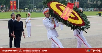 Thủ tướng Nhật Bản đặt vòng hoa viếng Chủ tịch Hồ Chí Minh và Đài tưởng niệm các Anh hùng liệt sĩ
