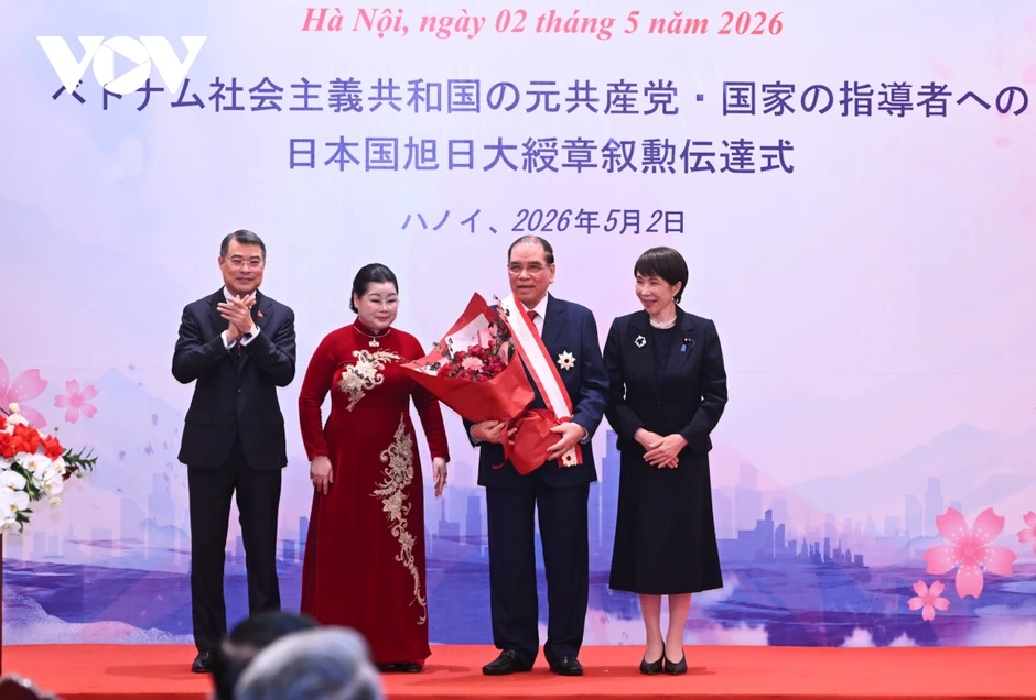 Thủ tướng Nhật Bản trao Huân chương Mặt trời mọc tặng nguyên lãnh đạo Việt Nam Thủ tướng Nhật Bản trao Huân chương Mặt trời mọc tặng nguyên lãnh đạo Việt Nam
