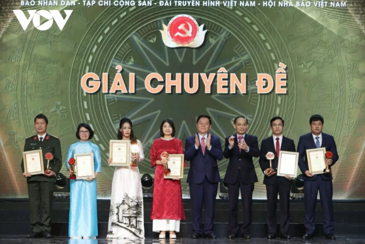 Thủ tướng: Phải đặc biệt coi trọng và đẩy mạnh công tác xây dựng, chỉnh đốn Đảng
