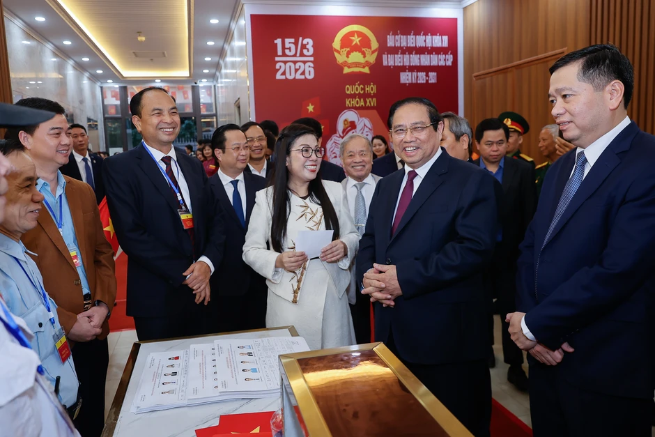 Thủ tướng Phạm Minh Chính cùng cử tri bỏ phiếu bầu cử tại phường Tây Hồ Thủ tướng Phạm Minh Chính cùng cử tri bỏ phiếu bầu cử tại phường Tây Hồ