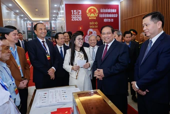 Thủ tướng Phạm Minh Chính cùng cử tri bỏ phiếu bầu cử tại phường Tây Hồ