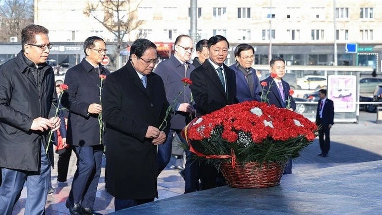 Thủ tướng Phạm Minh Chính dâng hoa tại Tượng đài Chủ tịch Hồ Chí Minh và Đài tưởng niệm Liệt sĩ Vô danh ở Moskva Thủ tướng Phạm Minh Chính dâng hoa tại Tượng đài Chủ tịch Hồ Chí Minh và Đài tưởng niệm Liệt sĩ Vô danh ở Moskva