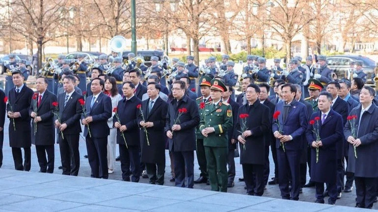 Thủ tướng Phạm Minh Chính dâng hoa tại Tượng đài Chủ tịch Hồ Chí Minh và Đài tưởng niệm Liệt sĩ Vô danh ở Moskva Thủ tướng Phạm Minh Chính dâng hoa tại Tượng đài Chủ tịch Hồ Chí Minh và Đài tưởng niệm Liệt sĩ Vô danh ở Moskva