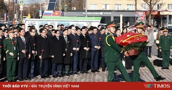 Thủ tướng Phạm Minh Chính đặt hoa tại Tượng đài Chủ tịch Hồ Chí Minh ở Moscow (Nga)