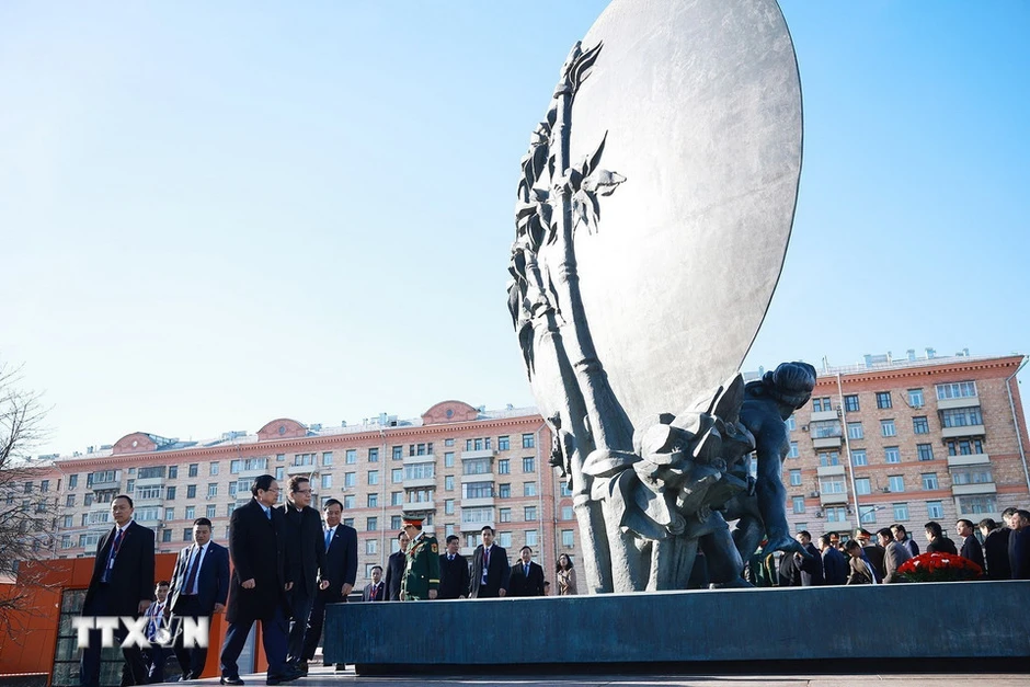 Thủ tướng Phạm Minh Chính đặt hoa tại Tượng đài Chủ tịch Hồ Chí Minh ở Moscow Thủ tướng Phạm Minh Chính đặt hoa tại Tượng đài Chủ tịch Hồ Chí Minh ở Moscow