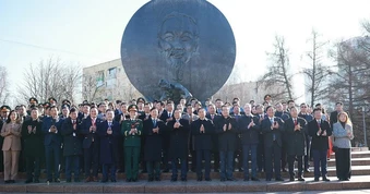 Thủ tướng Phạm Minh Chính đặt hoa tại Tượng đài Chủ tịch Hồ Chí Minh ở Moscow