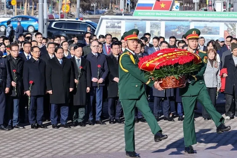 Thủ tướng Phạm Minh Chính đặt hoa tại Tượng đài Chủ tịch Hồ Chí Minh ở Moskva (Nga)