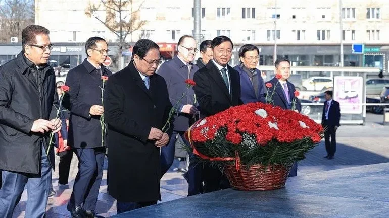 Thủ tướng Phạm Minh Chính đặt hoa tại Tượng đài Chủ tịch Hồ Chí Minh ở Moskva (Nga)