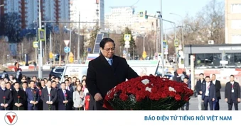 Thủ tướng Phạm Minh Chính đặt hoa tại Tượng đài Chủ tịch Hồ Chí Minh tại Moscow