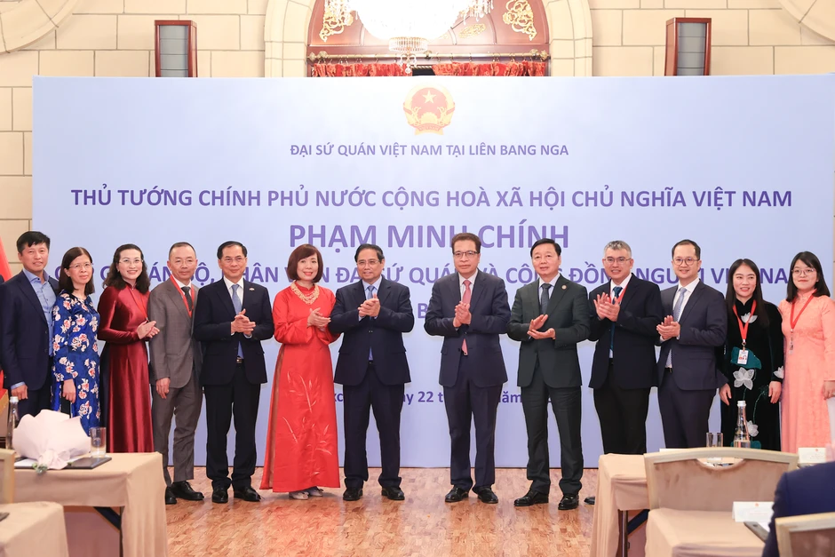 Thủ tướng Phạm Minh Chính gặp gỡ cán bộ, nhân viên Đại sứ quán và cộng đồng người Việt Nam tại Liên bang Nga Thủ tướng Phạm Minh Chính gặp gỡ cán bộ, nhân viên Đại sứ quán và cộng đồng người Việt Nam tại Liên bang Nga