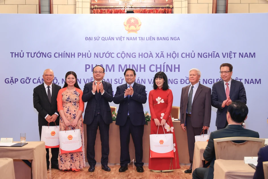 Thủ tướng Phạm Minh Chính gặp gỡ cán bộ, nhân viên Đại sứ quán và cộng đồng người Việt Nam tại Liên bang Nga Thủ tướng Phạm Minh Chính gặp gỡ cán bộ, nhân viên Đại sứ quán và cộng đồng người Việt Nam tại Liên bang Nga