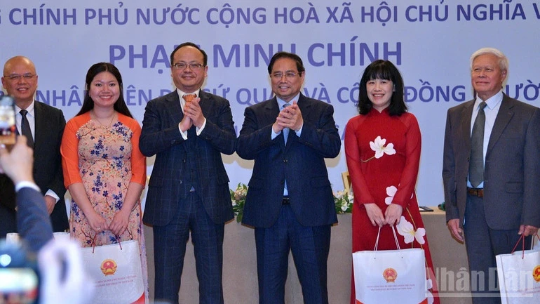 Thủ tướng Phạm Minh Chính gặp mặt cán bộ, nhân viên Đại sứ quán, cộng đồng người Việt Nam tại Nga Thủ tướng Phạm Minh Chính gặp mặt cán bộ, nhân viên Đại sứ quán, cộng đồng người Việt Nam tại Nga