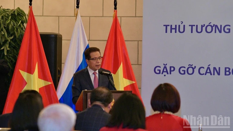 Thủ tướng Phạm Minh Chính gặp mặt cán bộ, nhân viên Đại sứ quán, cộng đồng người Việt Nam tại Nga Thủ tướng Phạm Minh Chính gặp mặt cán bộ, nhân viên Đại sứ quán, cộng đồng người Việt Nam tại Nga