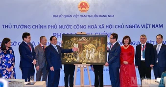 Thủ tướng Phạm Minh Chính gặp mặt cán bộ, nhân viên Đại sứ quán, cộng đồng người Việt Nam tại Nga
