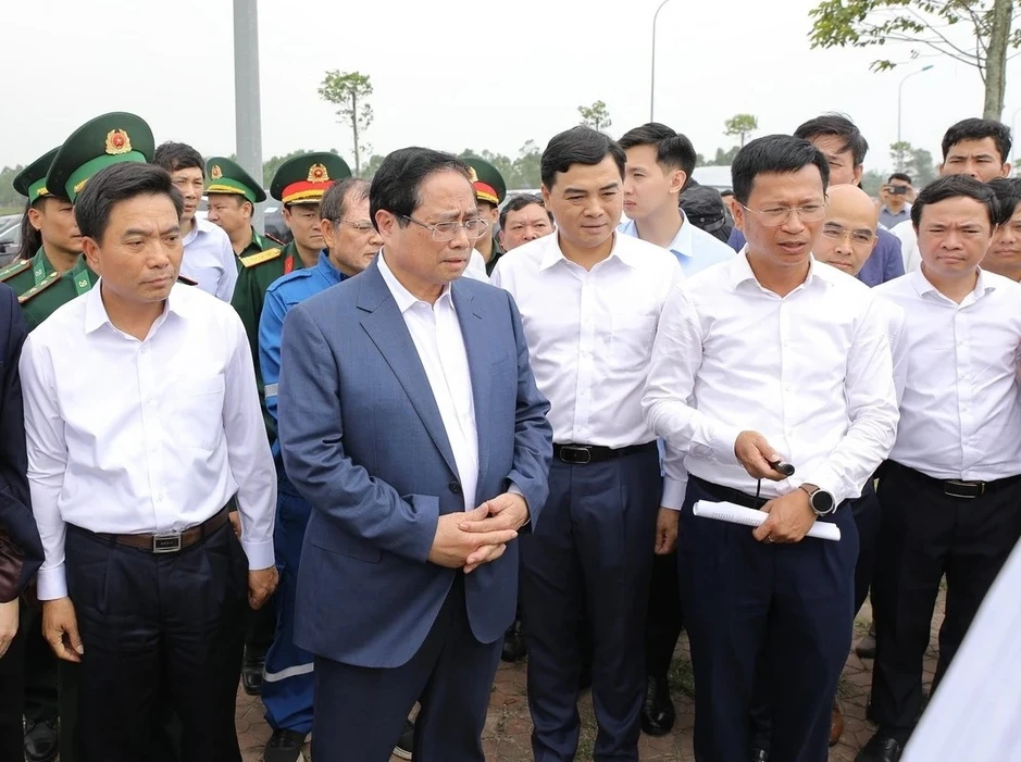 Thủ tướng Phạm Minh Chính khảo sát vị trí xây kho dầu chiến lược ở Thanh Hóa Thủ tướng Phạm Minh Chính khảo sát vị trí xây kho dầu chiến lược ở Thanh Hóa
