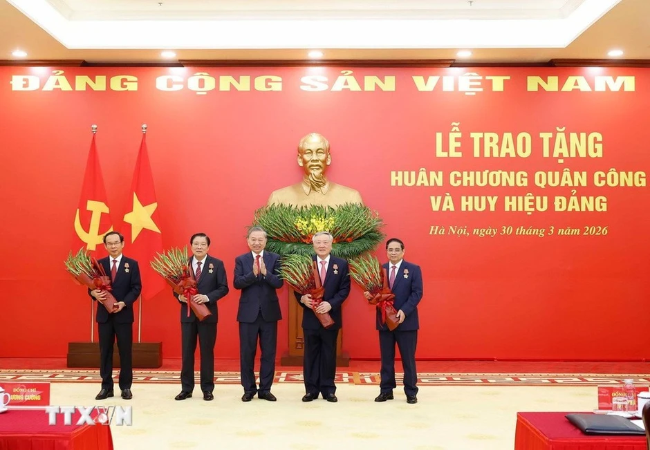 Thủ tướng Phạm Minh Chính nhận Huân chương Quân công hạng Nhất Thủ tướng Phạm Minh Chính nhận Huân chương Quân công hạng Nhất