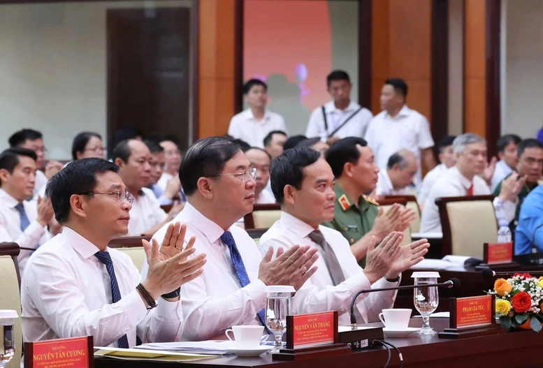 Thủ tướng phát động Phong trào thi đua quyết tâm thực hiện thắng lợi mục tiêu tăng trưởng bền vững “2 con số” Thủ tướng phát động Phong trào thi đua quyết tâm thực hiện thắng lợi mục tiêu tăng trưởng bền vững “2 con số”