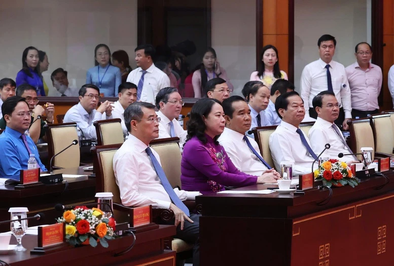Thủ tướng phát động Phong trào thi đua quyết tâm thực hiện thắng lợi mục tiêu tăng trưởng bền vững “2 con số” Thủ tướng phát động Phong trào thi đua quyết tâm thực hiện thắng lợi mục tiêu tăng trưởng bền vững “2 con số”