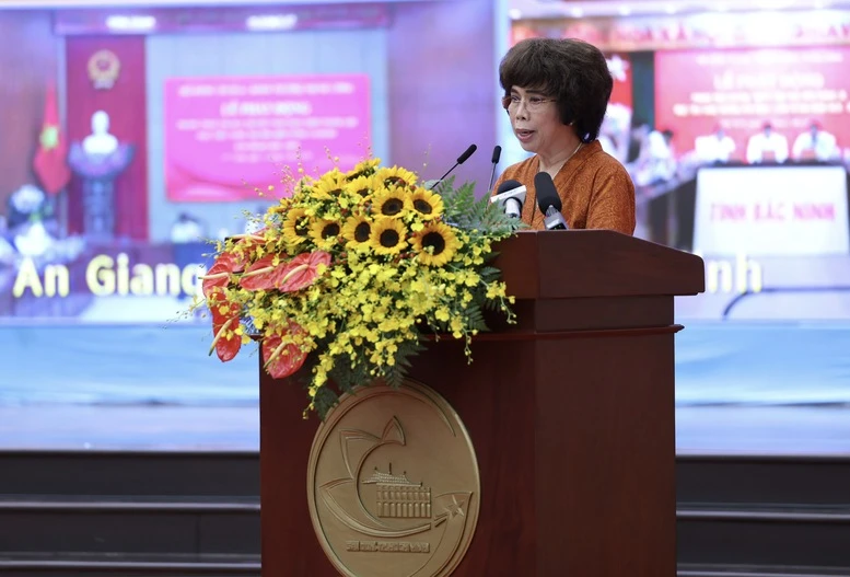 Thủ tướng phát động Phong trào thi đua quyết tâm thực hiện thắng lợi mục tiêu tăng trưởng bền vững “2 con số” Thủ tướng phát động Phong trào thi đua quyết tâm thực hiện thắng lợi mục tiêu tăng trưởng bền vững “2 con số”