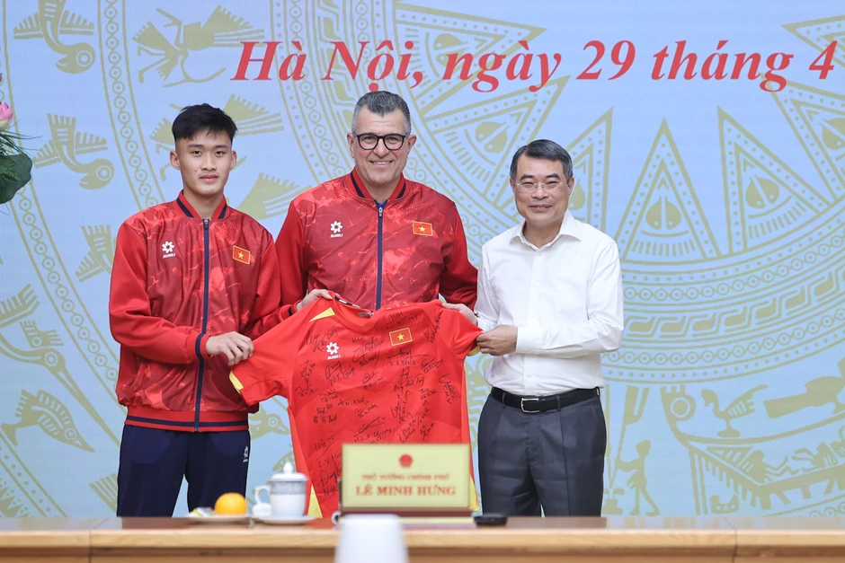 Thủ tướng tặng bằng khen cho đội tuyển bóng đá nam U17 quốc gia