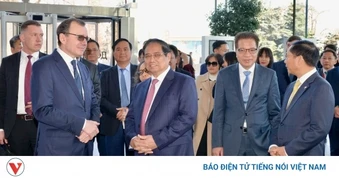 Thủ tướng thăm khu triển lãm hạt nhân và hệ thống tàu điện ngầm tại Nga