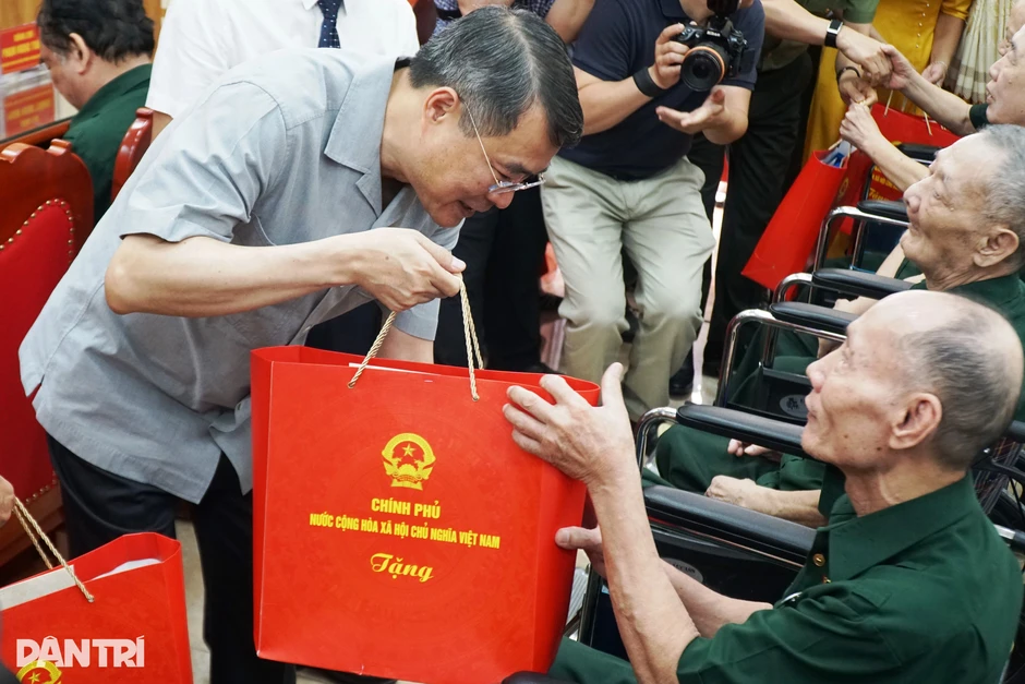 Thủ tướng thăm, tặng quà thương bệnh binh tại Trung tâm Điều dưỡng Kim Bảng Thủ tướng thăm, tặng quà thương bệnh binh tại Trung tâm Điều dưỡng Kim Bảng