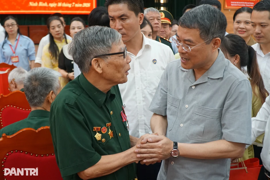 Thủ tướng thăm, tặng quà thương bệnh binh tại Trung tâm Điều dưỡng Kim Bảng Thủ tướng thăm, tặng quà thương bệnh binh tại Trung tâm Điều dưỡng Kim Bảng