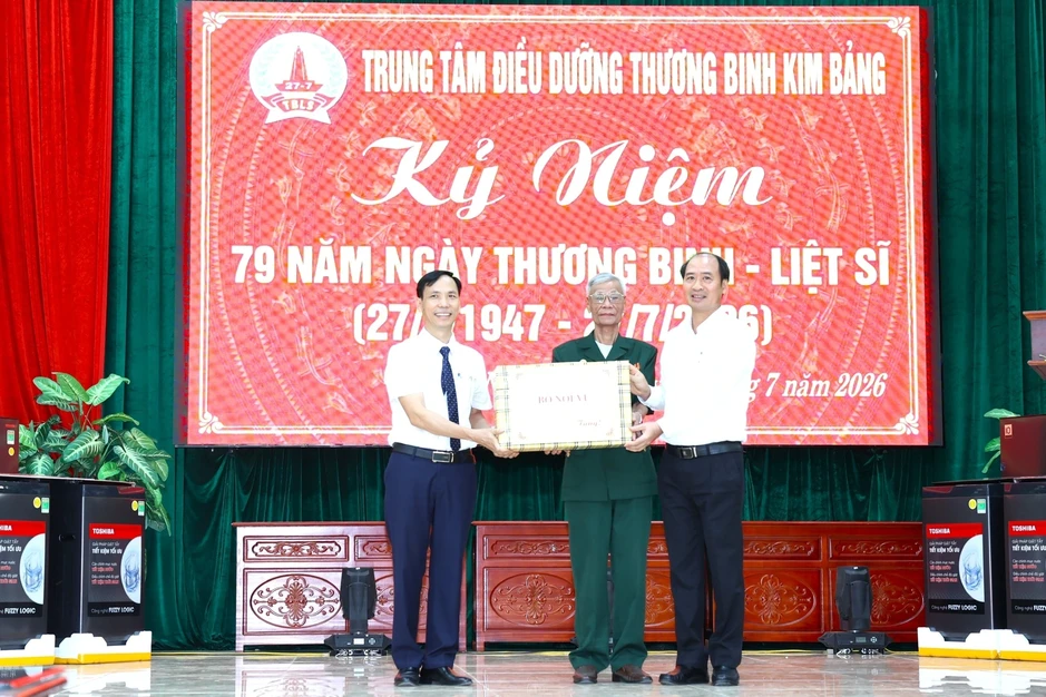 Thủ tướng thăm, tặng quà thương bệnh binh tại Trung tâm Điều dưỡng Kim Bảng Thủ tướng thăm, tặng quà thương bệnh binh tại Trung tâm Điều dưỡng Kim Bảng