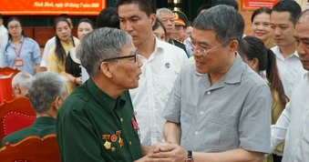 Thủ tướng thăm, tặng quà thương bệnh binh tại Trung tâm Điều dưỡng Kim Bảng